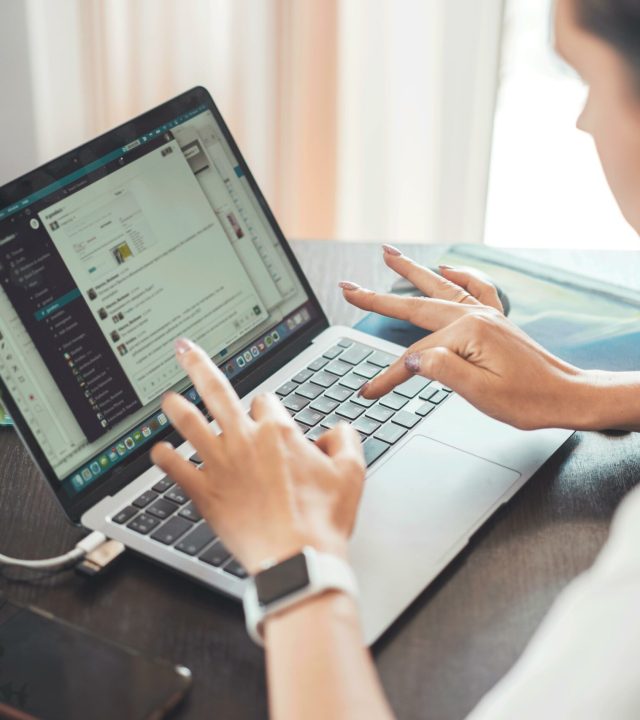 Saisie de datas sur ordinateur portable